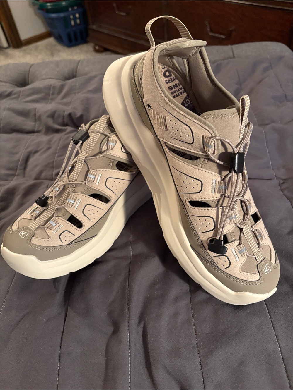 KEEN Light Taupe tan cream like new women’s  Athletic Sandal-Sneaker size 11